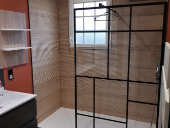 salle de bain terracotta bois douche