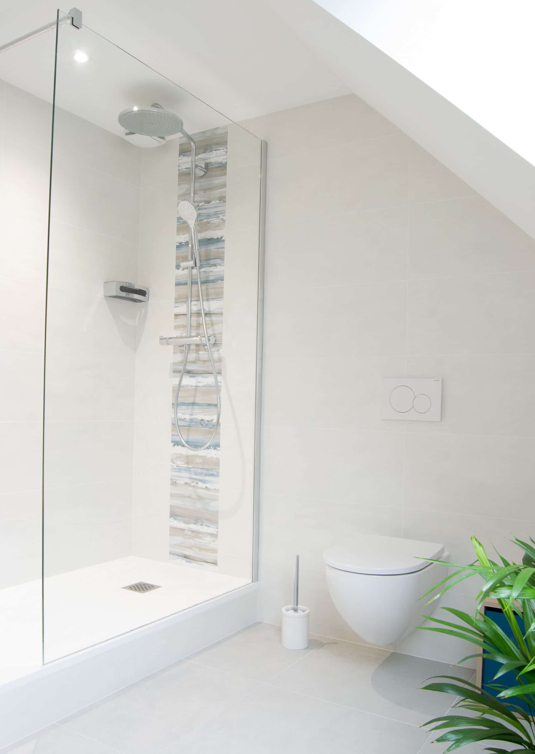 Salle de bain bois clair wc suspendus