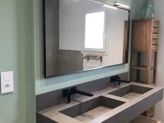 salle de bain béton et bois meuble double vasques